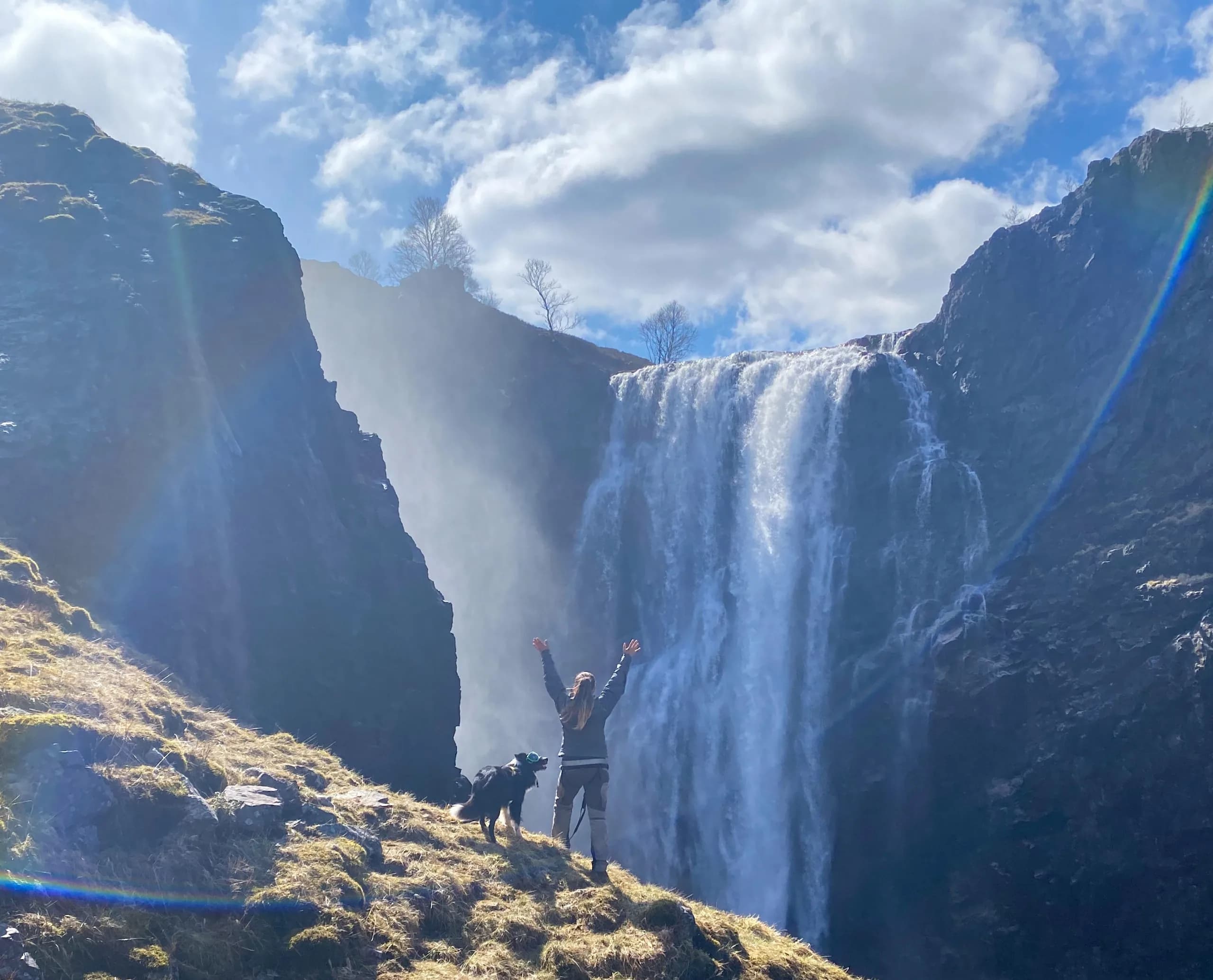 Dame med hund ved Ryganfossen i Ryfylke