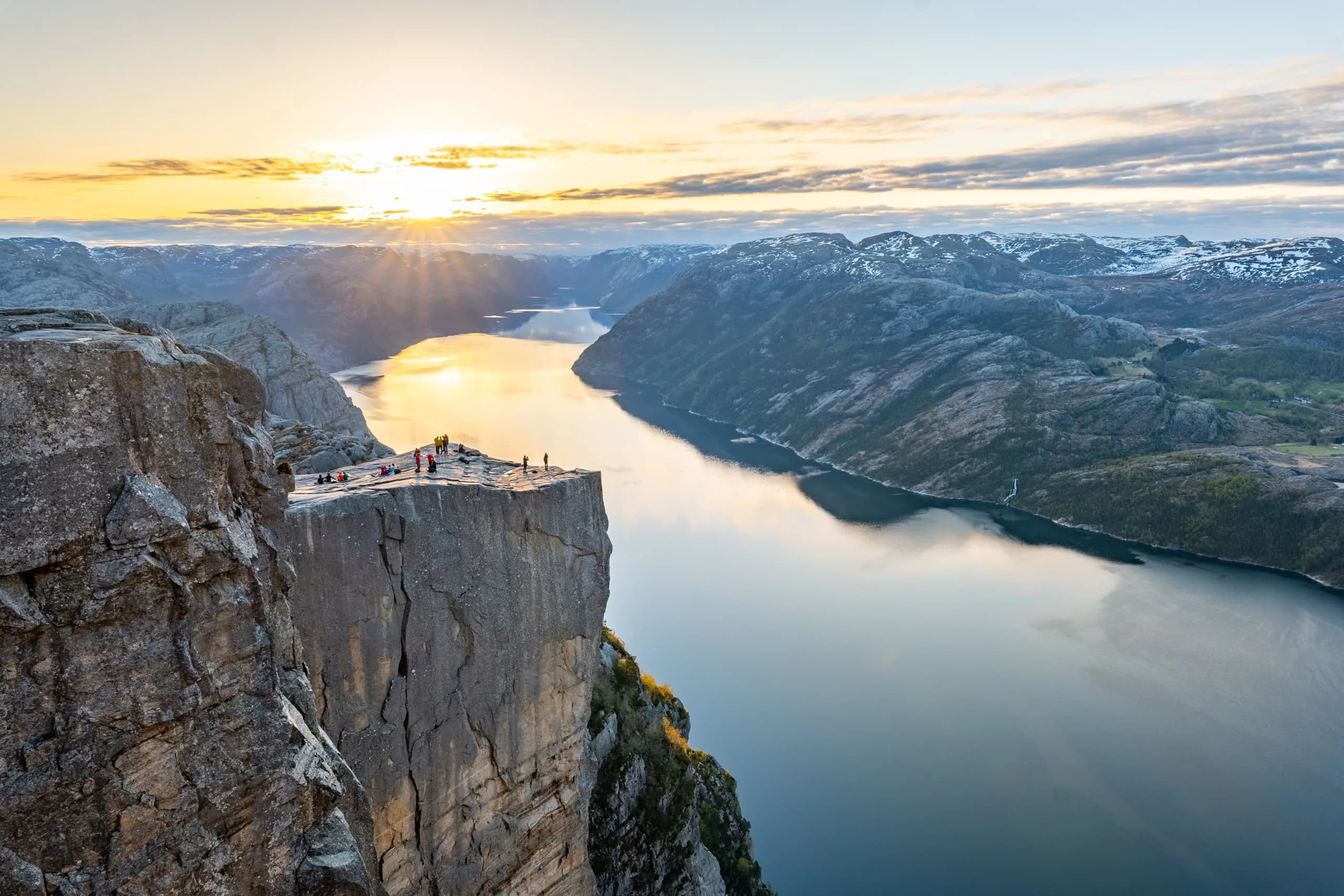 Soloppgang ved Preikestolen og Lysefjorden
